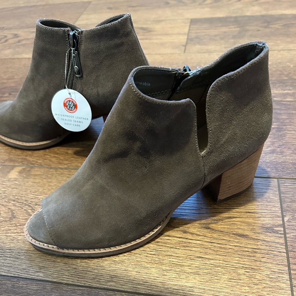 NWT Blondo waterproof suede peep toe booties